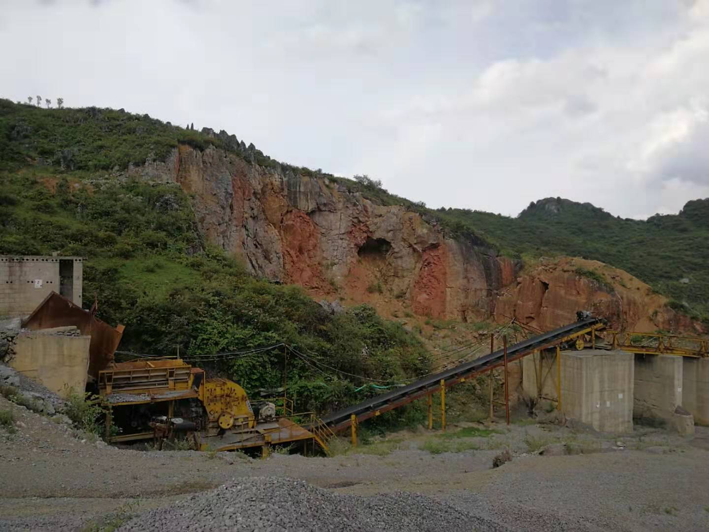 二手日产1800吨砂石料生产线设备石料破碎机制砂机低价出售