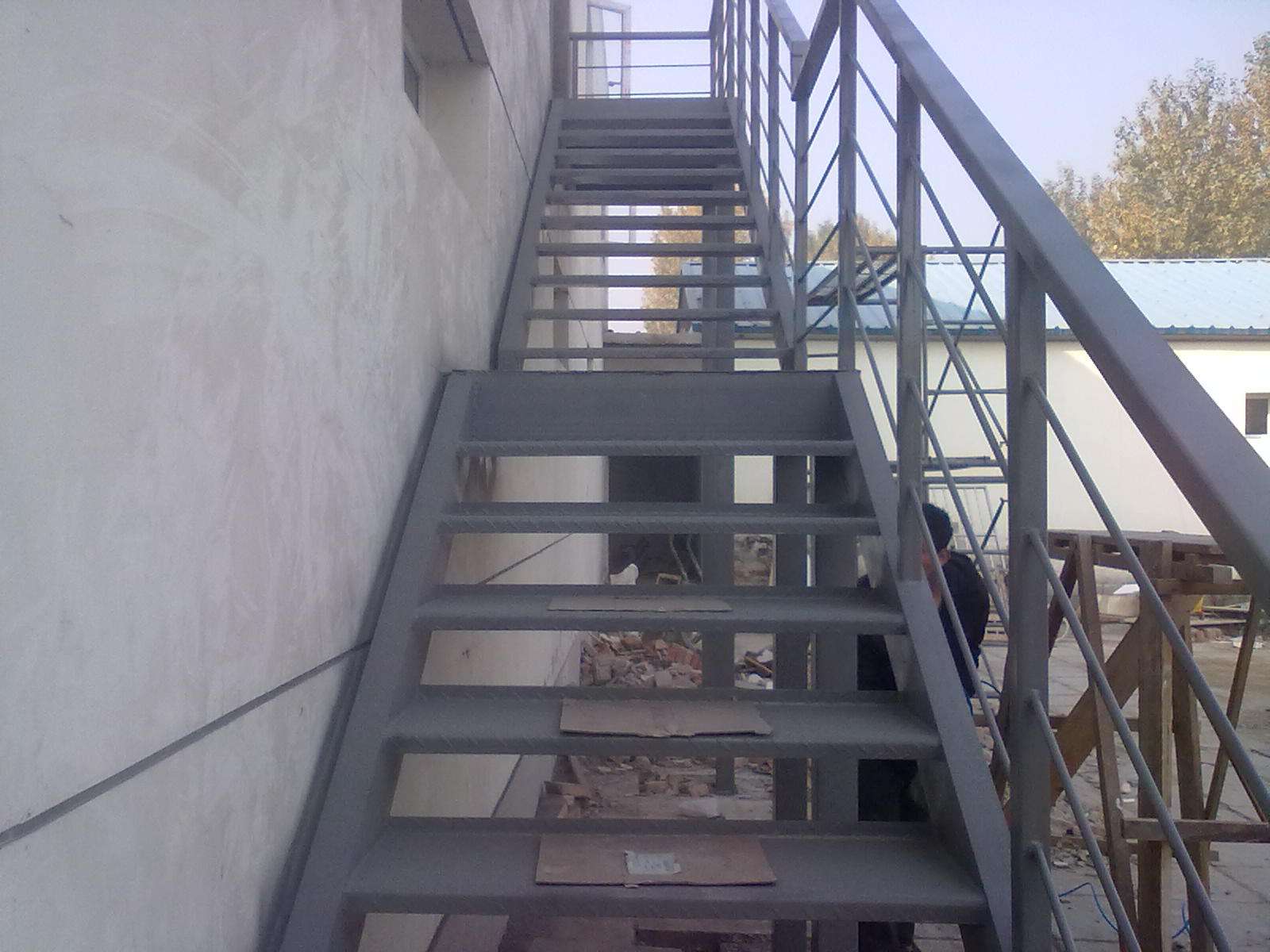 通州钢结构制作施工简便/北京福鑫腾达彩钢钢构钢结构楼梯