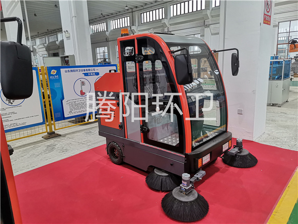 山东腾阳环卫TY-2000型电动驾驶式扫地车