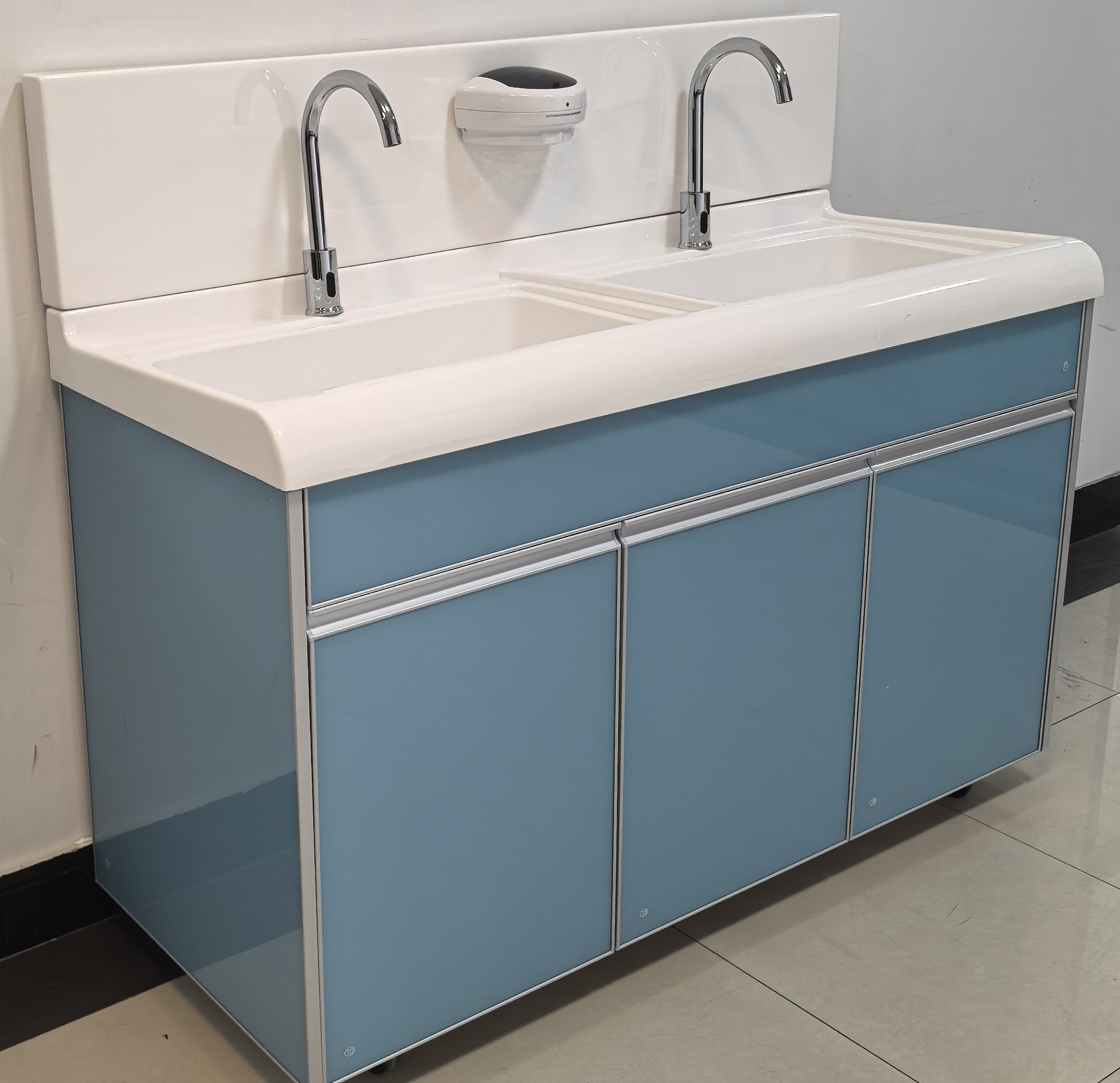 高分子洗手池  感应式鹅颈水龙头